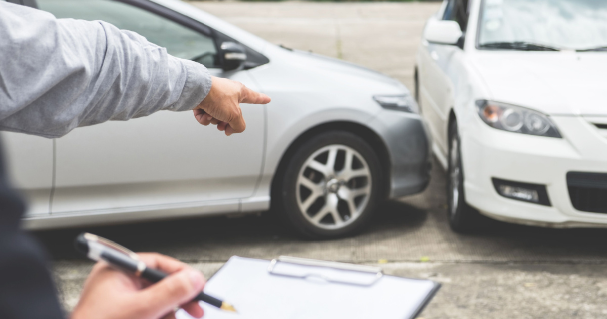 Insurance adjuster estimating cost of auto insurance claim in Missouri